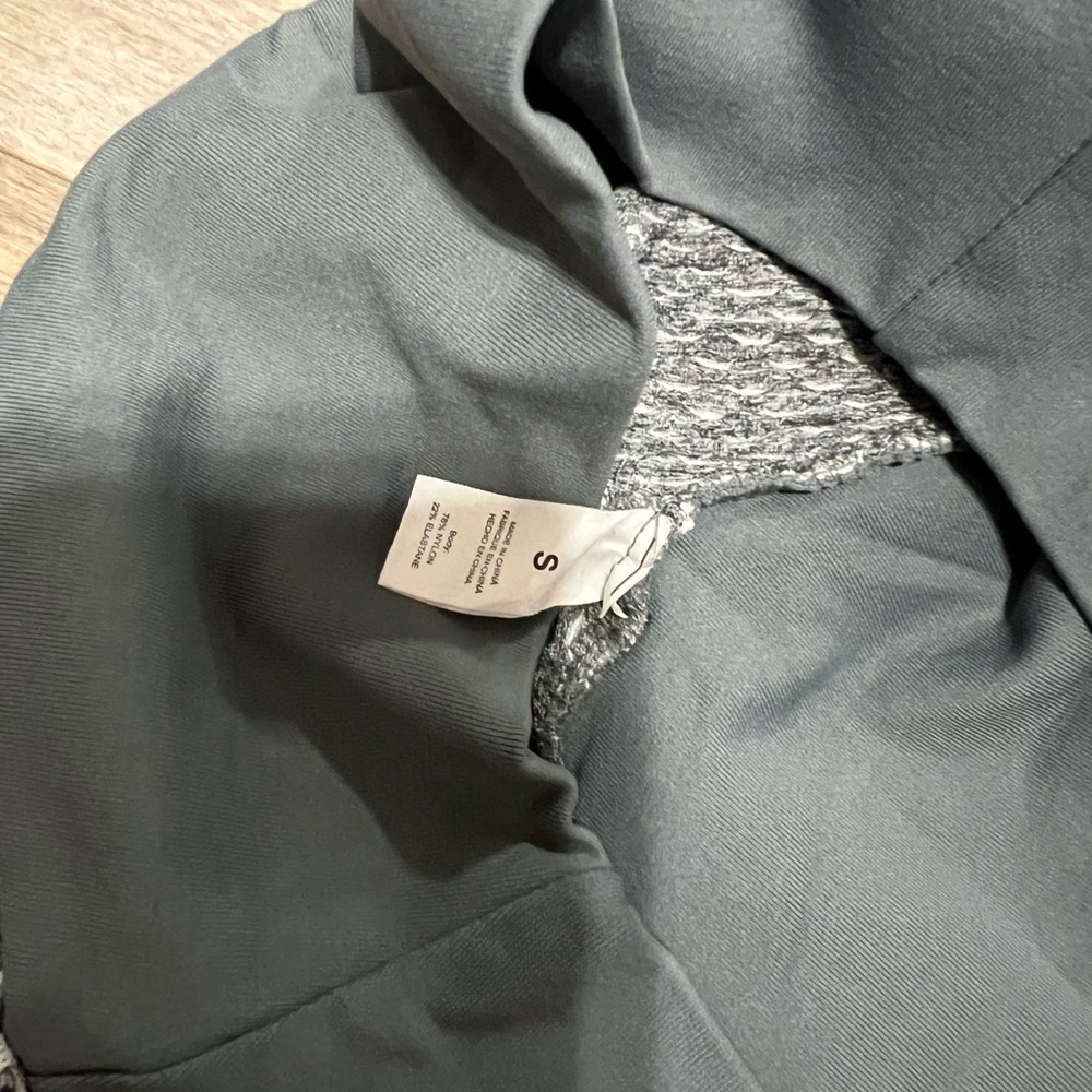 Women's Gray Textured Leggings - Picture 10 of 10
